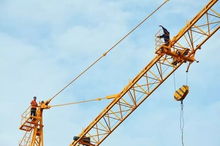 塔吊上的吶喊 為夫討薪反被拘，底層勞工維權(quán)路在何方？